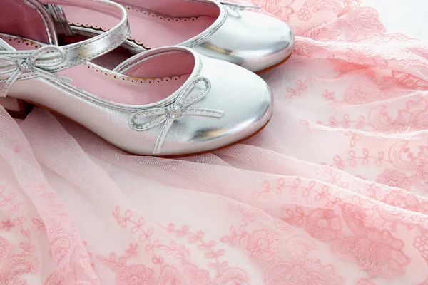 Vintage Tüll rosa Chiffonkleid und silberne Schuhe auf weißem Holzboden — Stockfoto