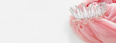 Vintage tül pembe şifon elbise ve elmas taç ahşap beyaz masa üzerinde. Düğün ve kızın parti konsept