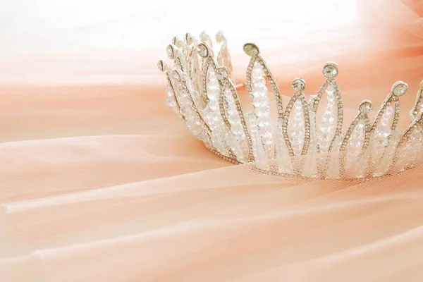 Vintage Tule roze chiffon jurk en diamant tiara op houten witte tafel. Bruiloft en meisje partij concept — Stockfoto