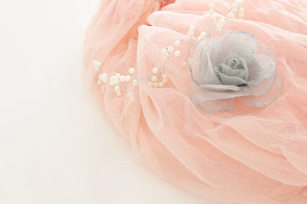 Вінтажна тюль рожева шифонна сукня на дерев'яному білому столі. Концепція весілля та дівочої вечірки — стокове фото