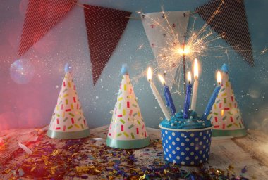 Doğum günü kavramı cupcake ve ahşap masa üzerinde mum