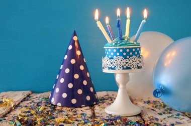 Doğum günü kavramı cupcake ve ahşap masa üzerinde mum