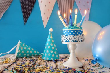 Doğum günü kavramı cupcake ve ahşap masa üzerinde mum