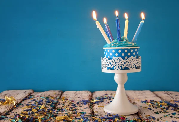 Födelsedag koncept med cupcake och ljusen på träbord — Stockfoto