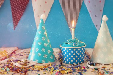 Doğum günü kek ve ahşap masa mum konseptiyle