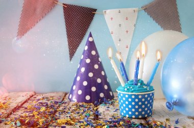 Doğum günü kavramı cupcake ve ahşap masa üzerinde mum