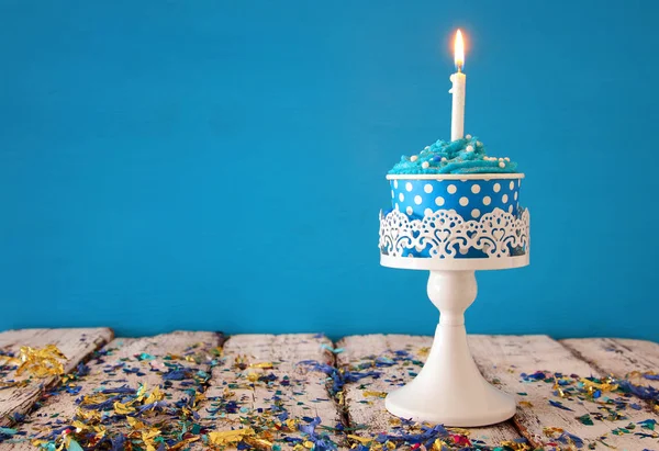 Concepto de cumpleaños con cupcake y vela en mesa de madera — Foto de Stock
