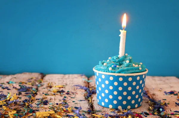 Concepto de cumpleaños con cupcake y vela en mesa de madera — Foto de Stock