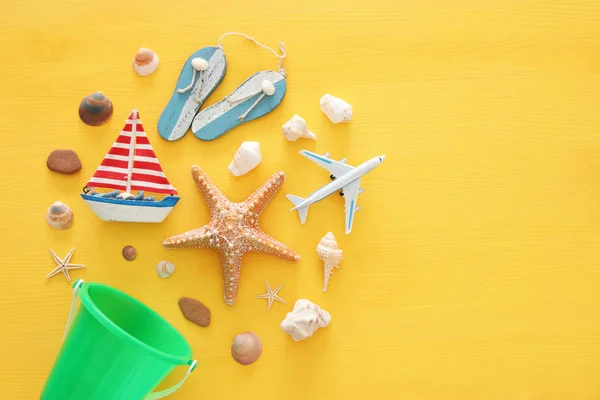 Strand- und Urlaubskonzept mit nautischen Lifestyleobjekten von oben — Stockfoto