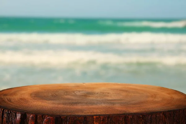 Imagen de mesa de madera frente al fondo marino tropical —  Fotos de Stock