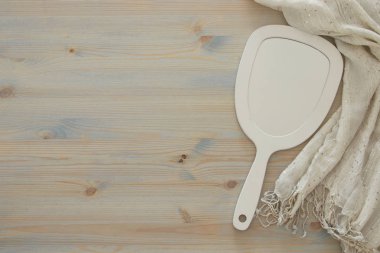 Vintage el ayna ve narin kadın romantik eşarp üstten görünüm görüntüsü