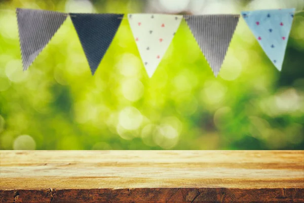 Table en bois vide avec fond de fête à l'extérieur — Photo