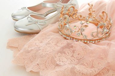 Vintage tül pembe şifon elbise, taç ve ahşap beyaz zemin üzerinde gümüş Ayakkabı