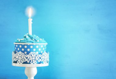 Doğum günü kavramı cupcake ve ahşap masa üzerinde tek bir mum ile
