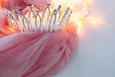 Vintage tül pembe şifon elbise ve elmas taç ahşap beyaz masa üzerinde. Düğün ve kızın parti konsept