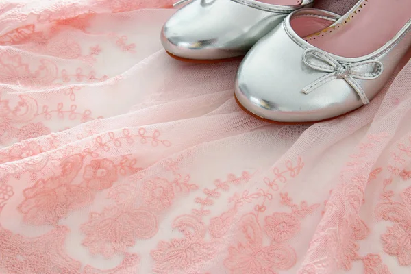 复古薄纱粉色雪纺连衣裙和白色的木地板上的银鞋 — 图库照片