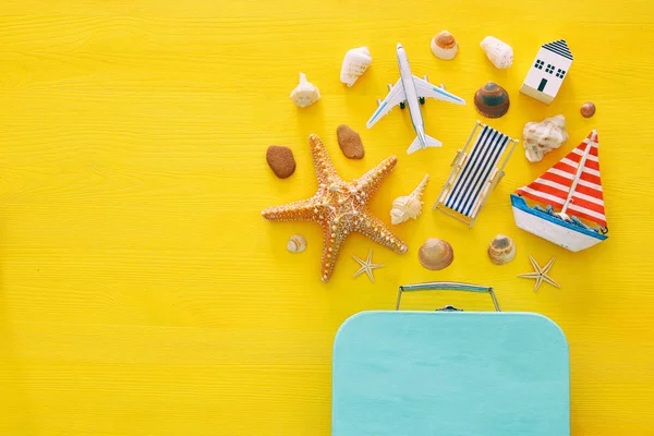 Üstten Görünüm plaj ve tatil kavramı deniz yaşam tarzı nesnelerle