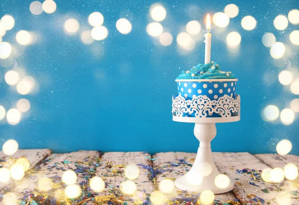 Concepto de cumpleaños con cupcake y vela en mesa de madera — Foto de Stock