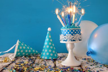 Doğum günü kavramı cupcake ve ahşap masa üzerinde mum