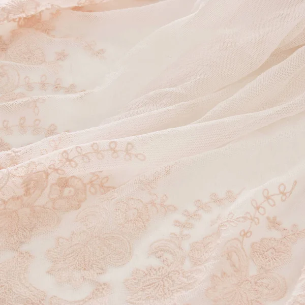 Vintage Tule roze chiffon jurk op houten witte tafel. Bruiloft en meisje partij concept — Stockfoto