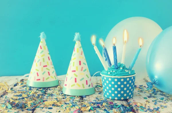 Concepto de cumpleaños con cupcake y velas en mesa de madera — Foto de Stock