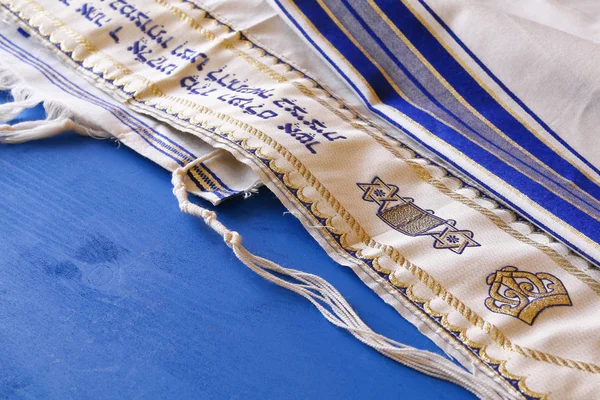 Weißes Gebetstuch - tallit, jüdisches religiöses Symbol. — Stockfoto