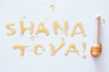 Rosh hashanah (Yahudi yeni yıl tatili) kavramı. Shana Tova İbranice demek o Happy New Year metninde. Beyaz izole.