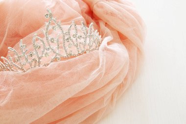 Vintage tül pembe şifon elbise ve elmas taç ahşap beyaz masa üzerinde. Düğün ve kızın parti konsept