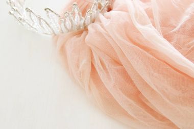 Vintage tül pembe şifon elbise ve elmas taç ahşap beyaz masa üzerinde. Düğün ve kızın parti konsept