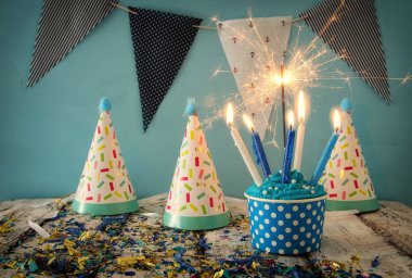 Doğum günü kavramı cupcake ve ahşap masa üzerinde mum
