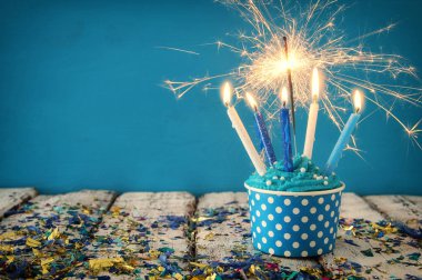 Doğum günü kavramı cupcake ve ahşap masa üzerinde mum