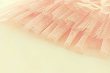 Vintage tül pembe ahşap beyaz masa şifon elbise. Düğün ve kızın parti konsept