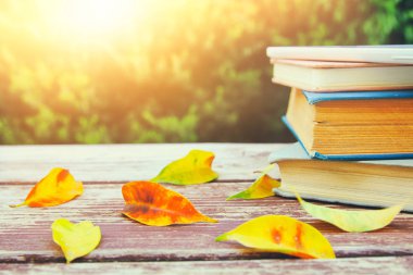 eski ahşap masa kitap yığını açık havada öğleden sonra