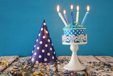 Doğum günü kavramı cupcake ve ahşap masa üzerinde mum