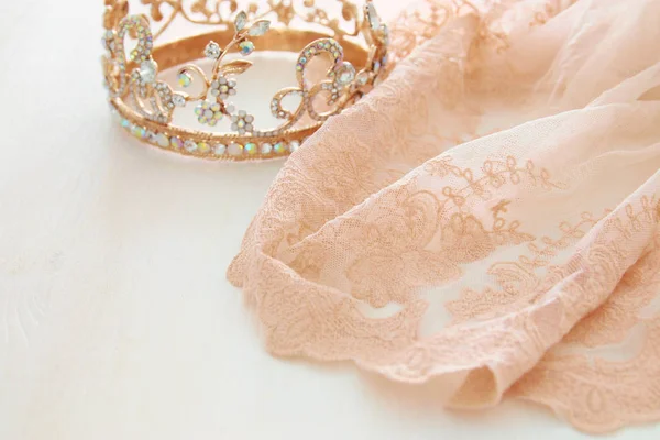 Vestido de chiffon de tule rosa vintage e tiara de diamante na mesa branca de madeira. Conceito de festa de casamento e menina — Fotografia de Stock