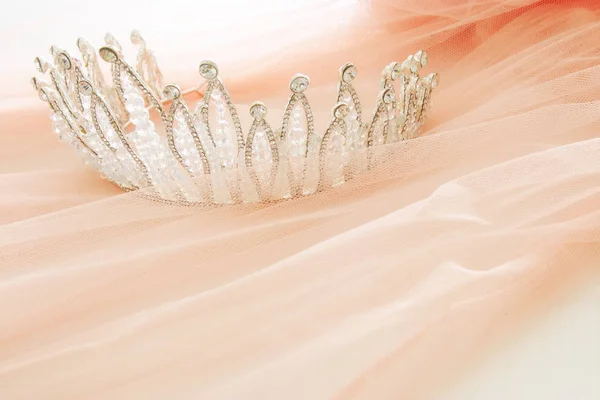 Vintage Tule roze chiffon jurk en diamant tiara op houten witte tafel. Bruiloft en meisje partij concept — Stockfoto