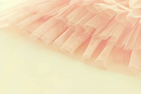 Szyfonowa sukienka Vintage różowy Tiul na drewniany Stół biały. Ślub i koncepcja party girl's — Zdjęcie stockowe