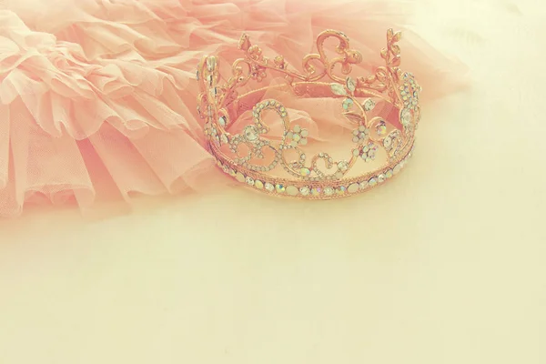 Abito in chiffon rosa tulle vintage e tiara diamante su tavolo bianco in legno. Concetto di festa di nozze e ragazza — Foto Stock