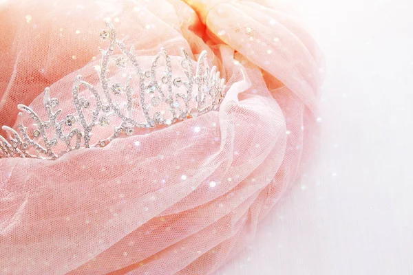 Vestido de chiffon de tule rosa vintage e tiara de diamante na mesa branca de madeira. Conceito de festa de casamento e menina — Fotografia de Stock