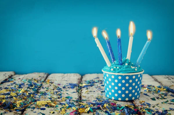 컵 케 익와 나무 테이블에 촛불 생일 개념 — 스톡 사진