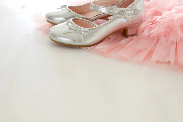 Vintage tule vestido chiffon rosa e sapatos de prata no chão branco de madeira — Fotografia de Stock