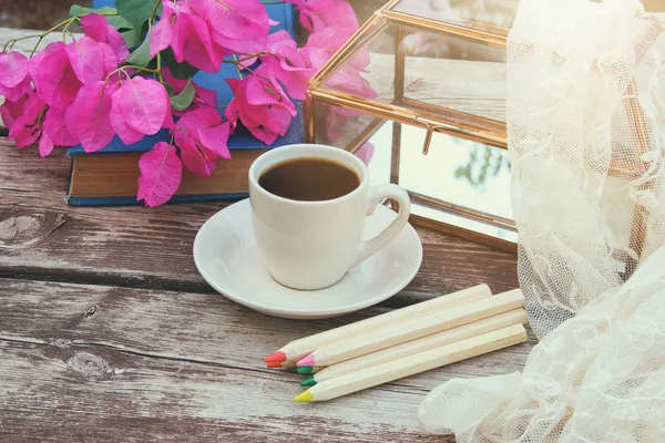 Buntstifte und Kaffeetasse auf altem Holztisch im Park — Stockfoto