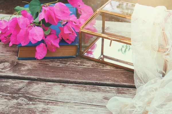 Fleur de bougainvillier, écharpe délicate et boîte en verre sur une vieille table en bois en plein air dans le parc — Photo