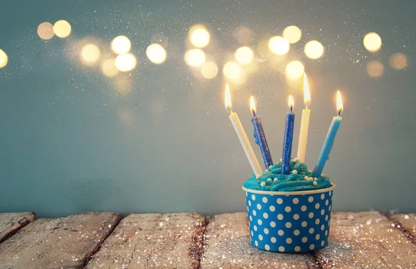 Concepto de cumpleaños con cupcake y velas en mesa de madera . —  Fotos de Stock