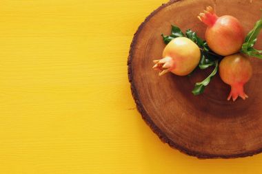 Rosh hashanah (jewesh yeni yıl tatili) kavramı - nar. Geleneksel sembolü