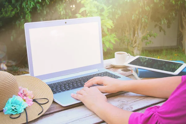 女人的手用空白屏幕在户外在公园里的木桌上的笔记本电脑 — 图库照片