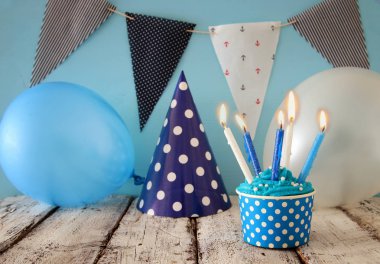 Doğum günü kavramı cupcake ve ahşap masa üzerinde mum