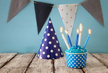 Doğum günü kavramı cupcake ve ahşap masa üzerinde mum