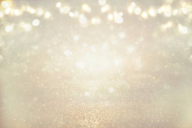 Pırıl pırıl ışıklar arka plan. Gümüş ve açık altın. Odaklanmamış