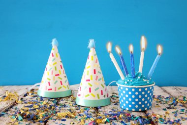Doğum günü kavramı cupcake ve ahşap masa üzerinde mum